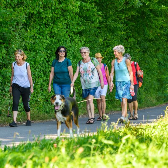 Bild enthält, Person, Walking, Shoe, Adult, Female, Woman, Hat, Male, Man, Glasses