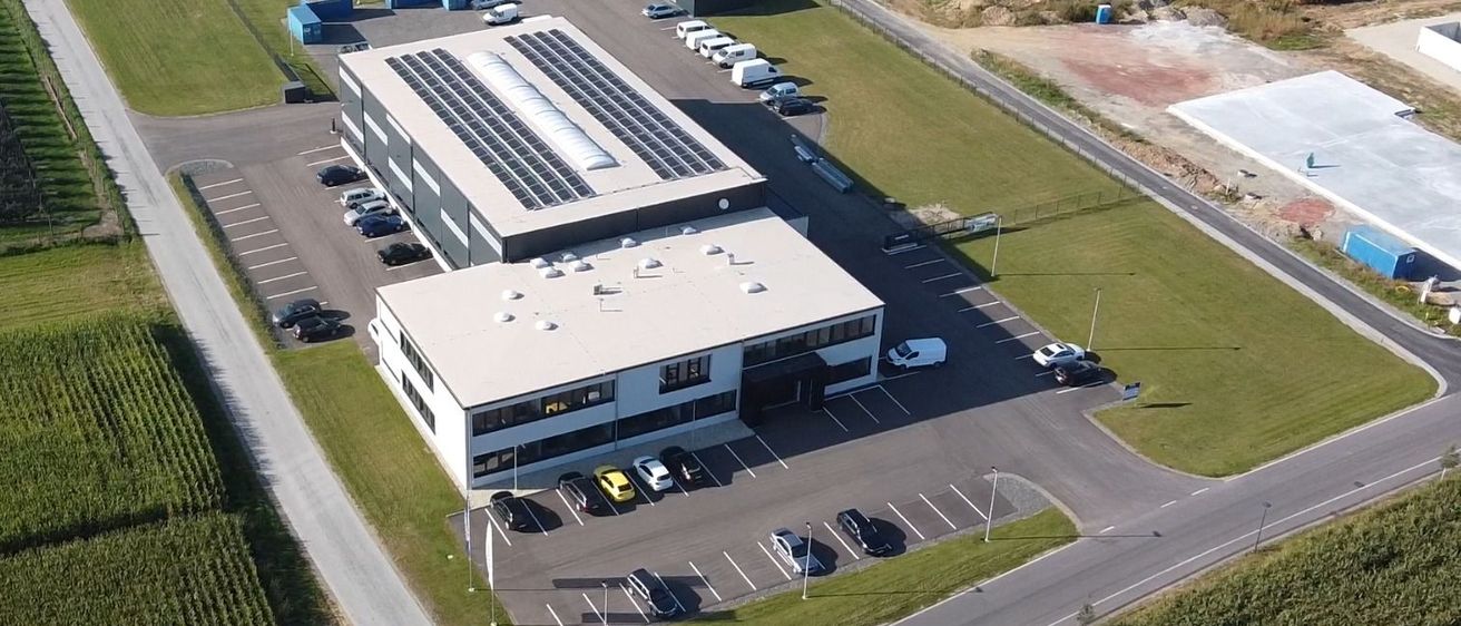 Bild enthält, Outdoors, Aerial View, Architecture, Building, Transportation, Vehicle, Car