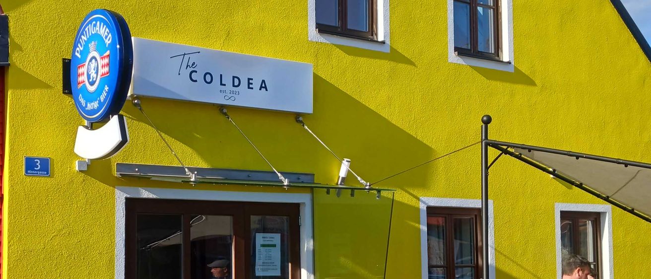 Bild enthält, Nature, Outdoors, Yard, Adult, Male, Man, Person, Shoe, Hat, Car