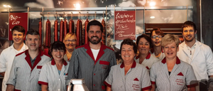 Bild enthält, People, Person, Adult, Female, Woman, Male, Man, Face, Shop, Glasses