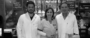 Bild enthält, Coat, Adult, Female, Person, Woman, Male, Man, Face, Head, Shop