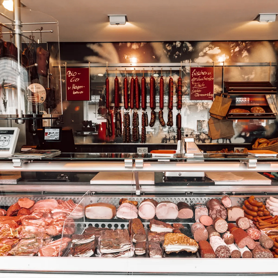 Bild enthält, Shop, Butcher Shop, Accessories, Bag, Handbag, Food, Meat, Pork, Bread, Person