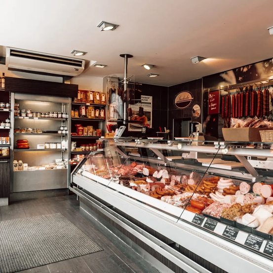 Bild enthält, Butcher Shop, Shop, Home Decor, Rug, Person, Deli, Box