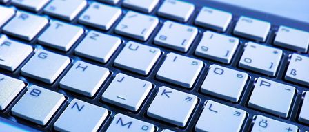 Ein Nahaufnahme eines Computertastaturs zeigt Tasten wie T, Z, U, I, O, P, H, J, K, L, N, M und mehr.