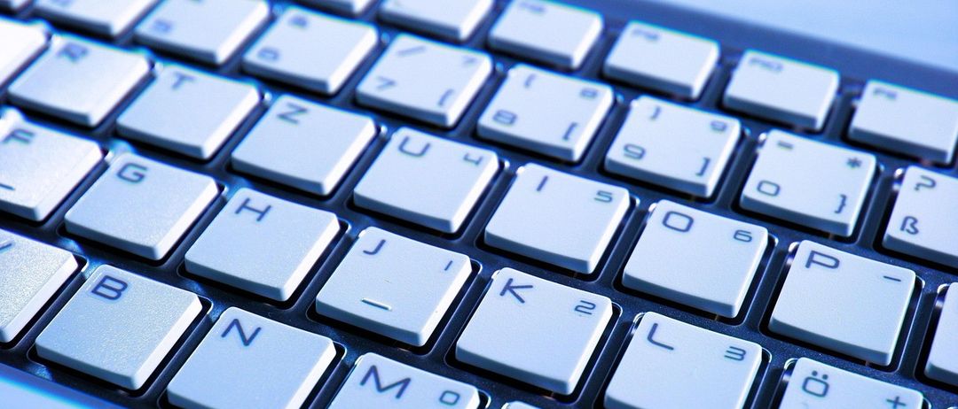 Ein Nahaufnahme eines Computertastaturs zeigt Tasten wie T, Z, U, I, O, P, H, J, K, L, N, M und mehr.