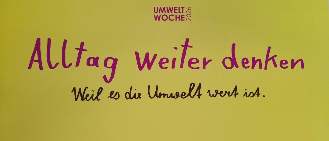 Ein gelber Haftnotizzettel mit dem Text 'Alltag Weiter denke Weil es die Umwelt wert ist'. Darüber steht in kleinerem Text 'Umwelt Woche 2020'.