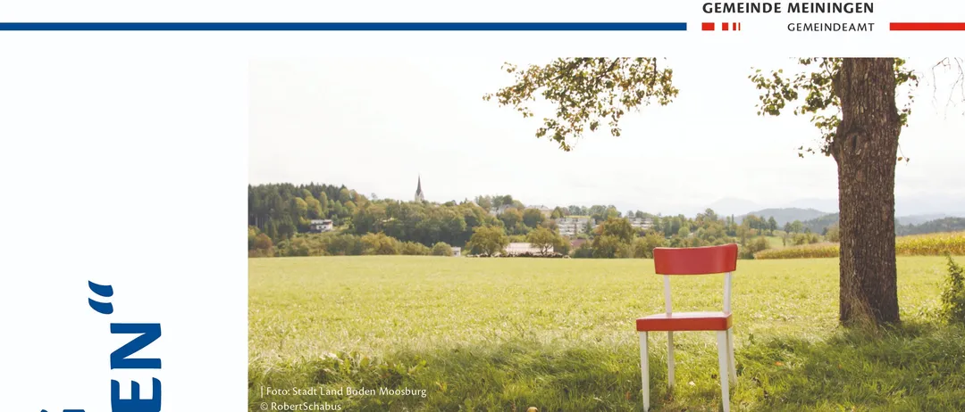 Plakat für eine Filmvorführung über nachhaltige Landnutzung in Österreich, mit einem roten Stuhl in einem grünen Feld.