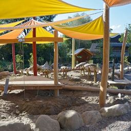 Bild enthält, Outdoors, Grass, Plant, Play Area, Backyard, Housing, Patio, Outdoor Play Area, Canopy, Wood