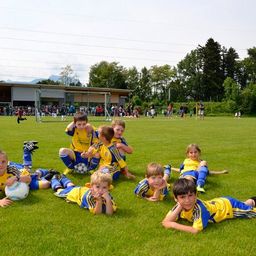 Bild enthält, Rugby Ball, Grass, People, Person, Boy, Child, Male, Outdoors, Volleyball (Ball), Soccer Ball