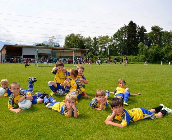 Bild enthält, Rugby Ball, Grass, People, Person, Boy, Child, Male, Outdoors, Volleyball (Ball), Soccer Ball
