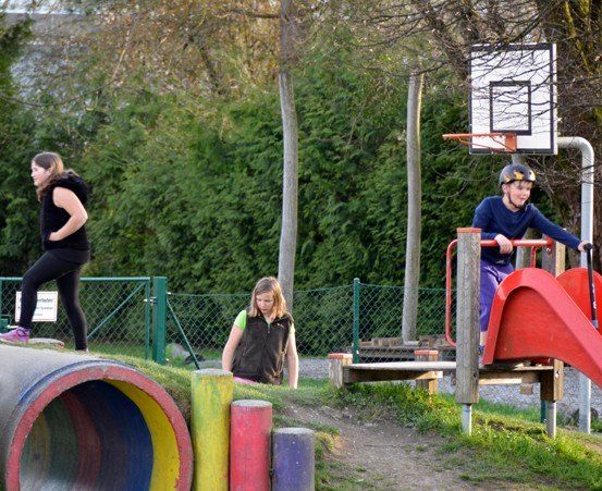 Bild enthält, Play Area, Outdoor Play Area, Outdoors, Adult, Female, Person, Woman, Boy, Child, Male