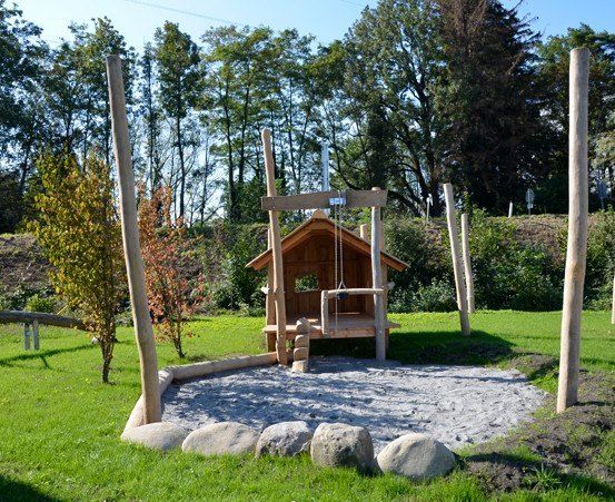 Bild enthält, Grass, Backyard, Nature, Outdoors, Park, Play Area, Housing, Tree, Woodland, Outdoor Play Area