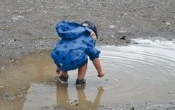 Bild enthält, Water, Puddle, Baby, Person, Clothing, Coat
