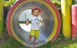 Bild enthält, Play Area, Outdoor Play Area, Outdoors, Baby, Person, Grass, Plant, Clothing, Shorts, Photography