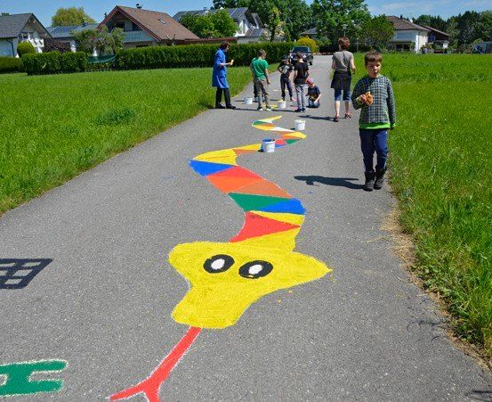 Bild enthält, Person, Walking, Path, Sidewalk, City, Road, Street, Outdoors, Neighborhood, Grass