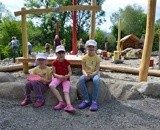 Bild enthält, Grass, Outdoors, Park, Play Area, Outdoor Play Area, Person, Child, Female, Girl, Pants