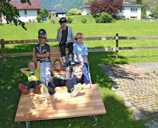 Bild enthält, Grass, Park, Backyard, Yard, People, Shelter, Photography, Portrait, Lawn, Hat