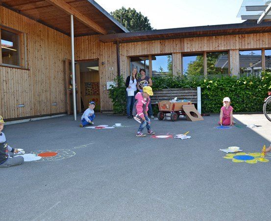 Bild enthält, Play Area, Person, Outdoors, Child, Female, Girl, Outdoor Play Area, Wheel, Bicycle, Shoe