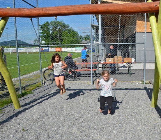 Bild enthält, Play Area, Outdoor Play Area, Outdoors, Grass, Park, Person, Walking, Wheel, Portrait, Basketball (Ball)