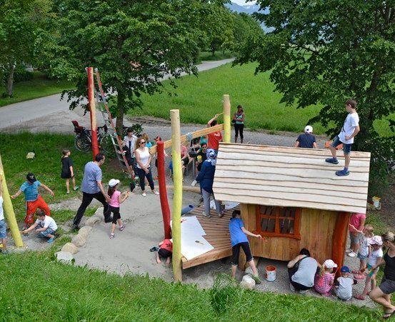 Bild enthält, Play Area, Outdoor Play Area, Outdoors, Grass, Person, Park, Car, Shoe, Motorcycle, Wheel