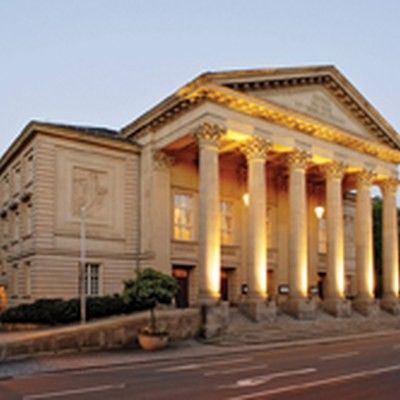 Bild enthält, Architecture, Building, Housing, Office Building, House, City, Urban