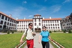 Bild enthält, Person, Walking, Architecture, Building, Campus, College, Face, Head