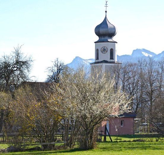 Bild enthält, Architecture, Building, Clock Tower, Tower, Bell Tower, Monastery, Spire, Grass, Plant