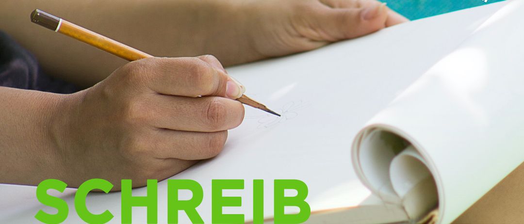 Ein Poster für eine Schreibwerkstatt mit einem Kind, das einen Stift hält und schreibt. Der Text lautet 'Schreib Werkstatt' und 'In der Leichtigkeit schwere los sein'. Die Werkstatt findet am Dienstag, 17.06.2025, um 19:30 Uhr statt.