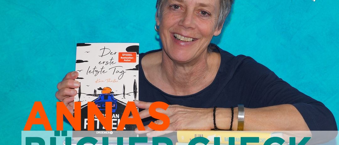 Eine Frau hält ein Buch mit dem Titel 'Der letzte Tag'. Sie steht vor einem blauen Hintergrund mit Logo und Text. Andere Bücher sind darunter gestapelt. Das Bild hat einen Textüberlagerung über eine Veranstaltung in einer Buchhandlung.