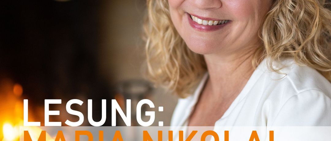 Ein Poster mit Maria Nikolai, die lächelnd neben einem Kamin steht und am Dienstag, dem 16.09.2025, um 19:30 Uhr aus ihrem neuen Roman 'Little Germany' liest.