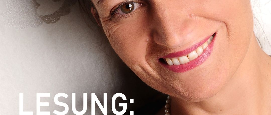 Eine lächelnde Frau namens Tina Schlegel liest aus ihrem Bodenseekrimi 'Der See und der Tod' im Bucherel Spielothek Fubach am Dienstag, 14.10.2025 um 19:30 Uhr.