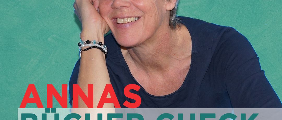 Ein Bild zeigt Anna mit lächelndem Gesicht vor einem Tisch mit Büchern. Die Bücher tragen Titel wie Droemer, Sebastian Fitzek und andere. Der Text lautet Annas Bucher Check. Datum und Uhrzeit sind ebenfalls angezeigt.