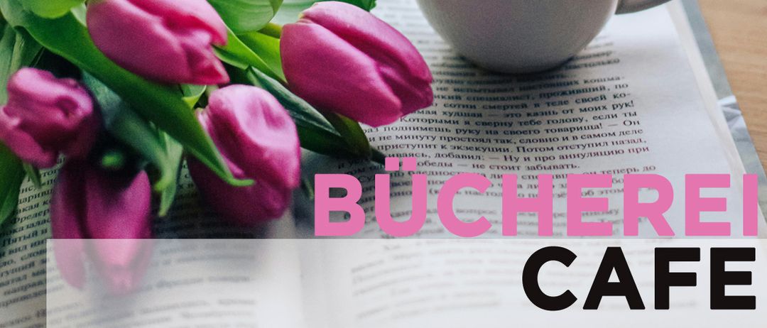 Eine Tasse Kaffee auf einem offenen Buch mit rosa Tulpen, einem Logo und einer fröhlichen Figur.