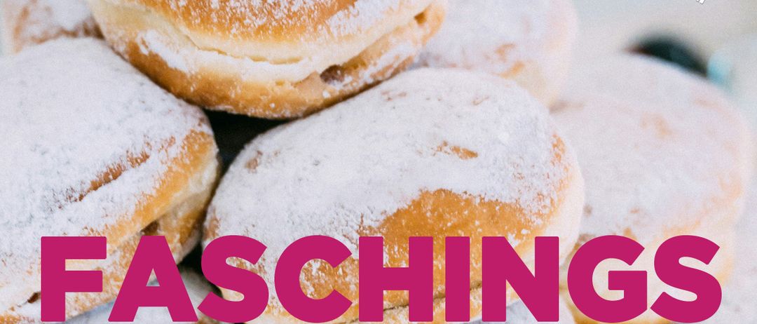 Ein Stapel Donuts, bestreut mit Puderzucker, mit den Worten 'Faschings Cafe' in Pink darüber geschrieben.
