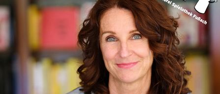 Eine Frau mit braunen Locken lächelt vor einem Bücherregal. Der Text lautet 'LESUNG: ANJA JONULEIT' und 'LIEST AUS IHREM NEUEN ROMAN WO DER WIND DIE NAMEN TRAGT AM DIENSTAG 21.04.2026 19:30 UHR'.