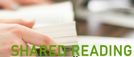 Gemeinsames Lesen in der Buchhandlung jeden dritten Donnerstag von 19:30 bis 21:00. Ein offenes Buch und eine lächelnde Figur auf dem Plakat.