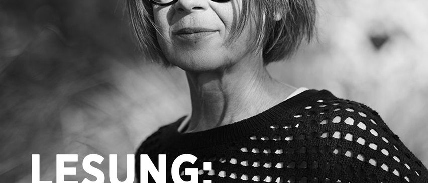 Ein Schwarz-Weiß-Porträt von Ingrid Klöser, die eine Brille und ein schwarzes Spitzenshirt trägt. Das Bild enthält eine Lesungsankündigung für ihren neuen Roman 'Regentropfen Fallen Langsam' am 28. Mai 2026 um 19:30 Uhr.