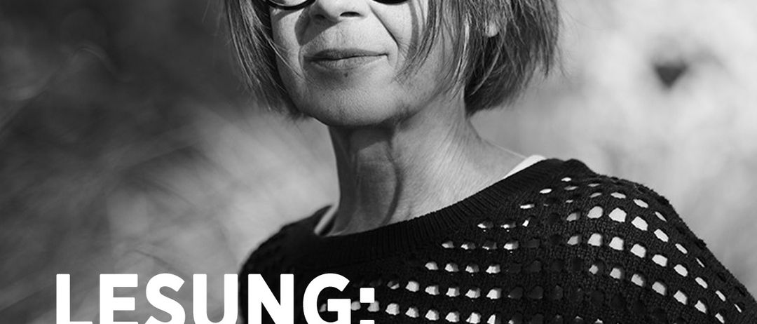 Ein Schwarz-Weiß-Porträt von Ingrid Klöser, die eine Brille und ein schwarzes Spitzenshirt trägt. Das Bild enthält eine Lesungsankündigung für ihren neuen Roman 'Regentropfen Fallen Langsam' am 28. Mai 2026 um 19:30 Uhr.
