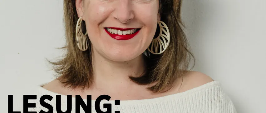 Eine lächelnde Frau mit kurzen Haaren und rotem Lippenstift trägt ein weißes Oberteil und Ohrringe. Das Bild hat einen weißen Hintergrund mit schwarzem Text, der 'LESUNG: KATHARINA EIGNER' und zusätzlichen Text auf Deutsch enthält.