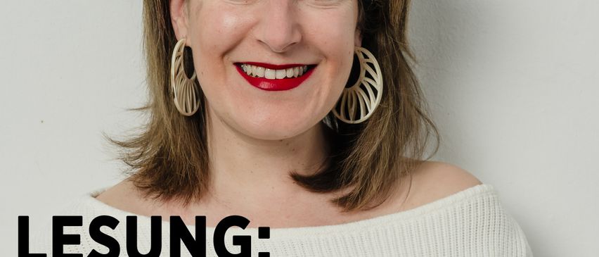 Eine lächelnde Frau mit kurzen Haaren und rotem Lippenstift trägt ein weißes Oberteil und Ohrringe. Das Bild hat einen weißen Hintergrund mit schwarzem Text, der 'LESUNG: KATHARINA EIGNER' und zusätzlichen Text auf Deutsch enthält.