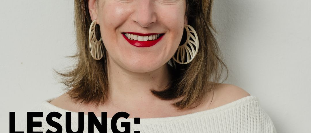 Eine lächelnde Frau mit kurzen Haaren und rotem Lippenstift trägt ein weißes Oberteil und Ohrringe. Das Bild hat einen weißen Hintergrund mit schwarzem Text, der 'LESUNG: KATHARINA EIGNER' und zusätzlichen Text auf Deutsch enthält.