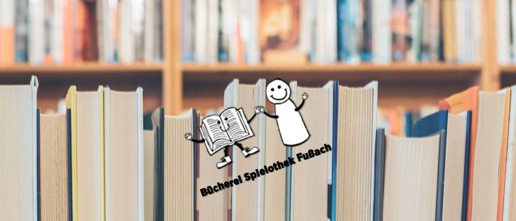 Ein Bücherregal mit zahlreichen Büchern in verschiedenen Farben. Eine Cartoon-Figur eines Mannes und einer Frau, die Händchen halten, ist auf den Büchern. In der Mitte steht 'B0cherel Spielothek Fubach'.