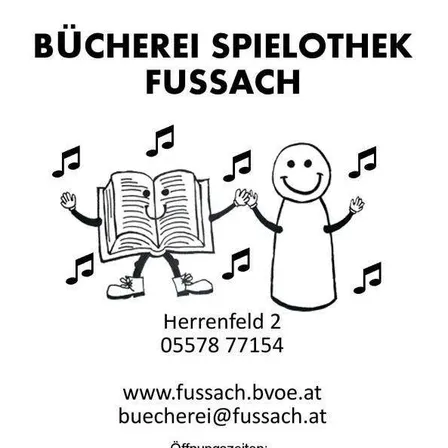 Ein Plakat für Bucherei Spielothek Fussach, ein Buchladen und Spielebibliothek. Es enthält die Adresse, Website und Öffnungszeiten. Die Cartoon-Figuren deuten auf eine freundliche Atmosphäre hin.