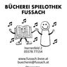 Ein Plakat für Bucherei Spielothek Fussach, ein Buchladen und Spielebibliothek. Es enthält die Adresse, Website und Öffnungszeiten. Die Cartoon-Figuren deuten auf eine freundliche Atmosphäre hin.