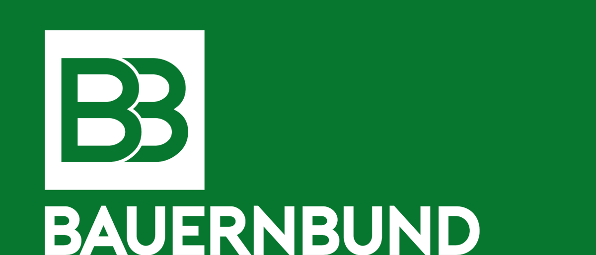 Das Logo für Bauernbund, dargestellt auf grünem Hintergrund. Das Logo zeigt die Buchstaben 'BB' in grün, über dem Wort 'Bauernbund' in weiß.