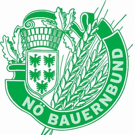 Grünes Logo mit Korb, Weizen, Blättern und Adlern in einem Schild. Es steht 'NÖ Bauerbund' in weiß.