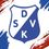SV Deutsch Kaltenbrunn-Logo. Ein blaues und weißes Schild mit den Buchstaben DSK, vor einem Hintergrund aus roten und blauen Pinselstrichen.