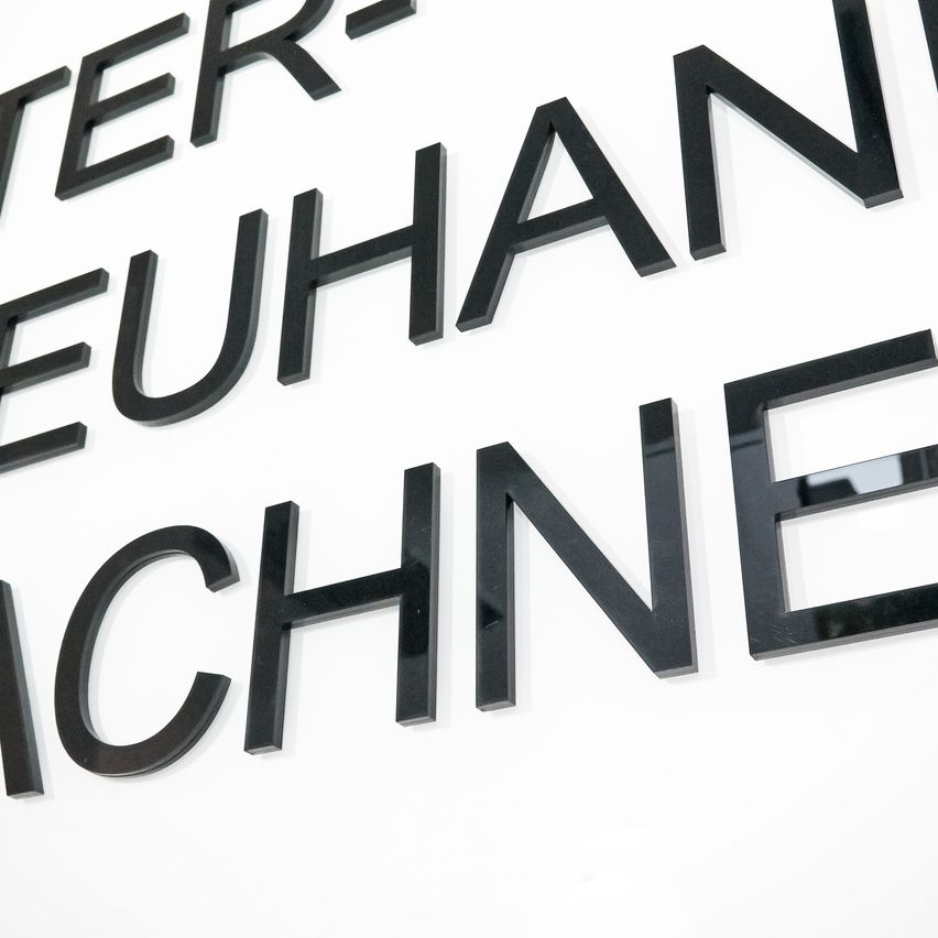 Das Schild zeigt in fetten, großgeschriebenen Buchstaben 'INTER-TREUHAND', wahrscheinlich der Name eines Unternehmens oder einer Organisation.