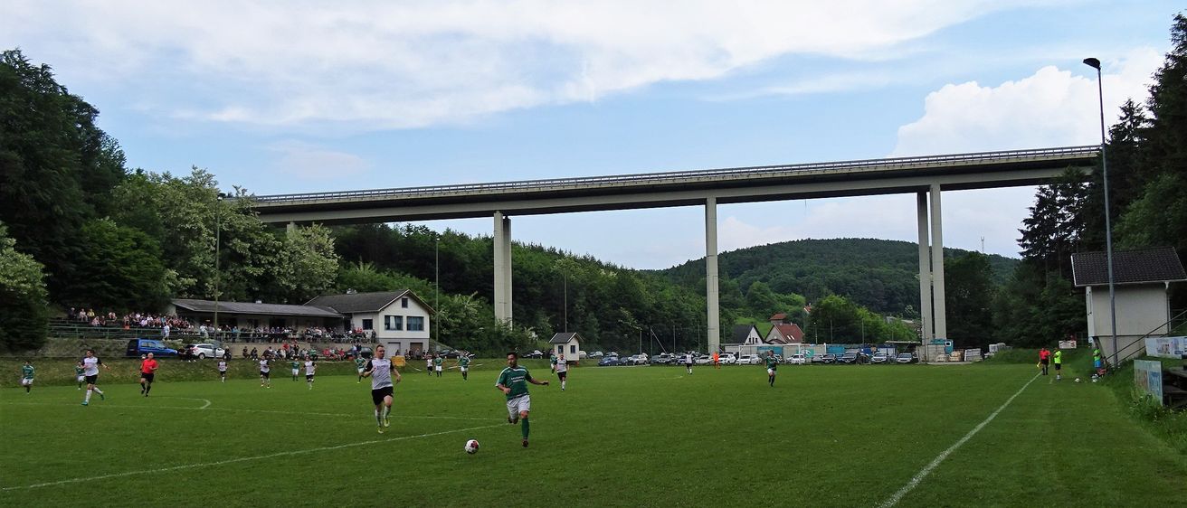 Bild enthält, Soccer, Soccer Ball, Sport, Person, Grass, Plant, People, Car, Transportation, Vehicle