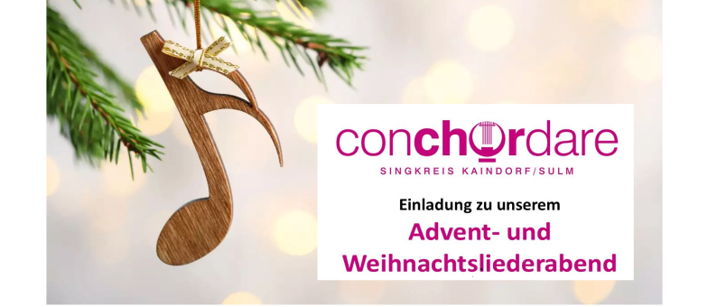 Eine hölzerne Musiknote hängt an einer Tanne. Darunter steht auf einem weißen Banner 'conchordare' und 'Singkreis Kaindorf/Sulm'. Darunter steht 'Einladung zu unserem Advent-und'.